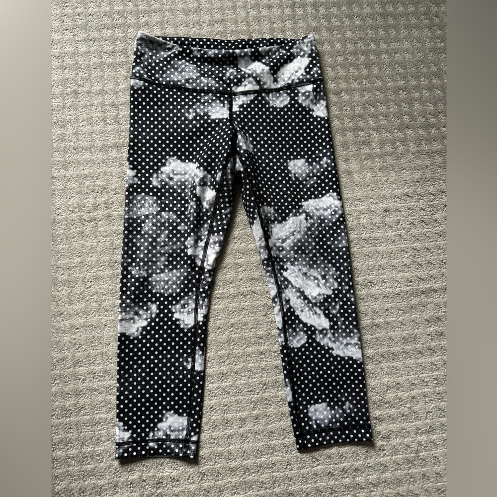 Lululemon wunder under crop size 6 cloud dot